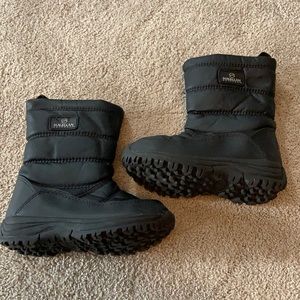 Boys black MAGELLAN ski boots. Size 12y.